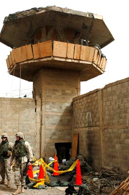 Tour de garde de la prison d'Abou Ghraib en Irak.