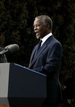 Thabo Mbeki s’adresse à la presse à Pretoria en 2003, au moment où l’Afrique du Sud consolide le pouvoir de l’ANC.